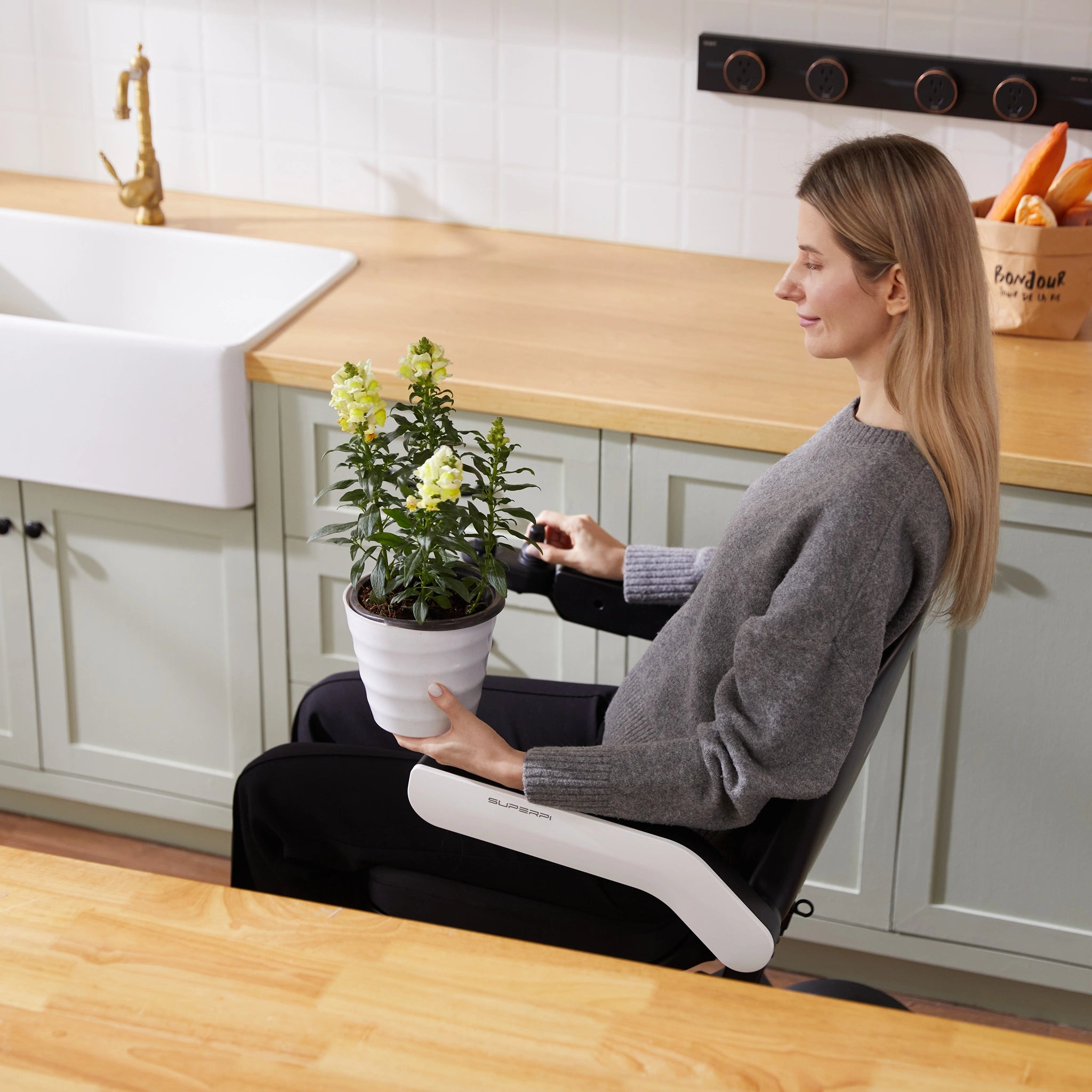 Kompakter Elektrorollstuhl für Innenbereich