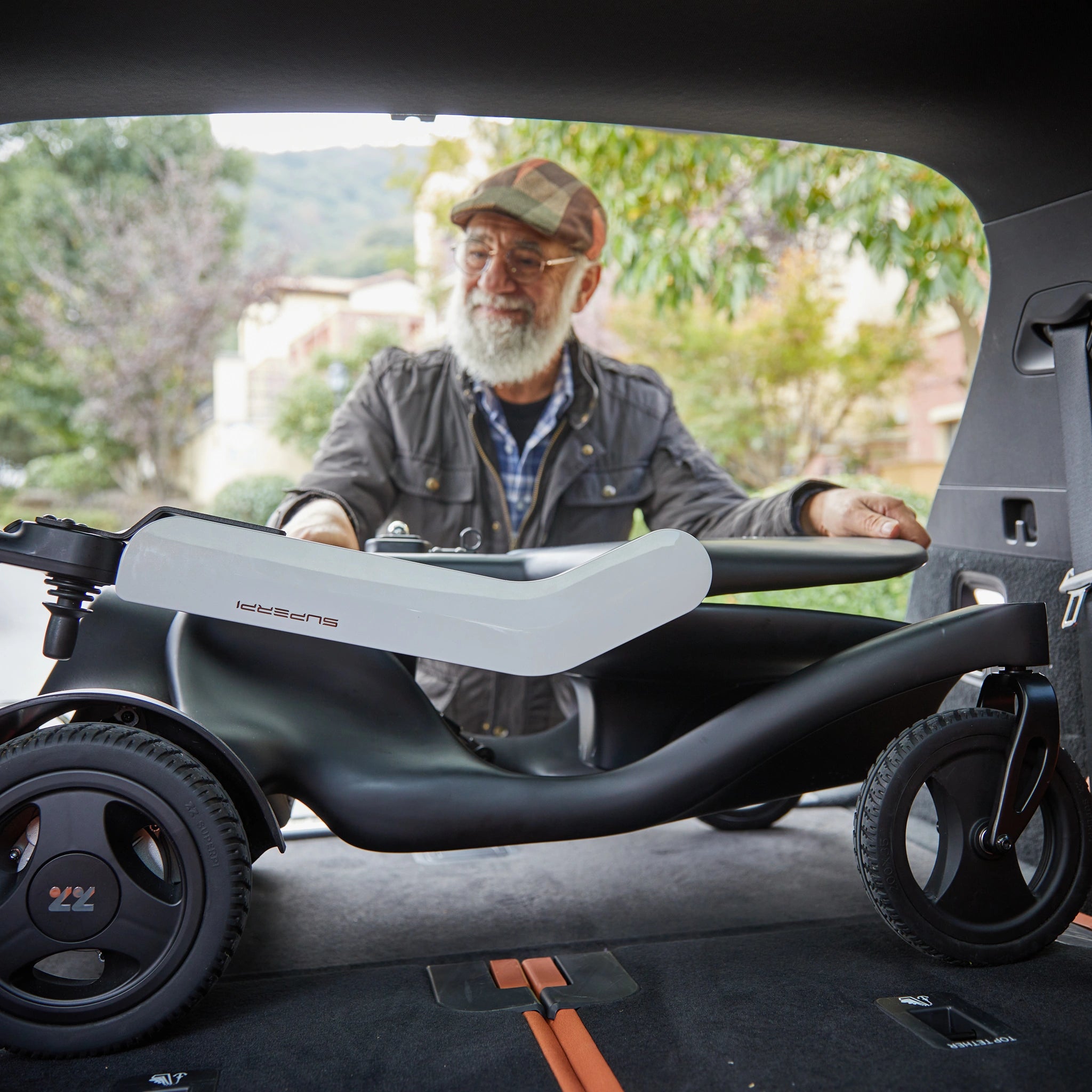 Superpi P2 Carbon passt in den Kofferraum eines Autos