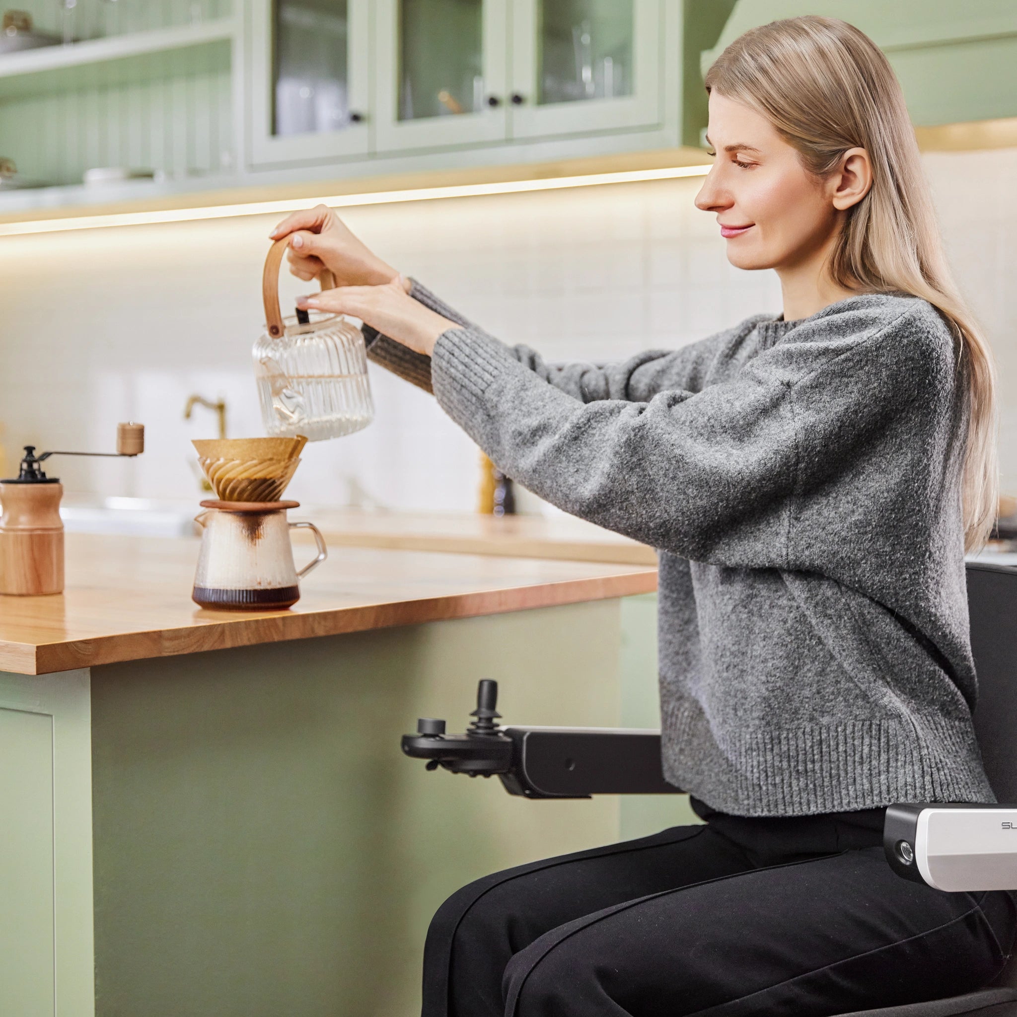 Elektrorollstuhl in der Küche Superpi P2 Carbon