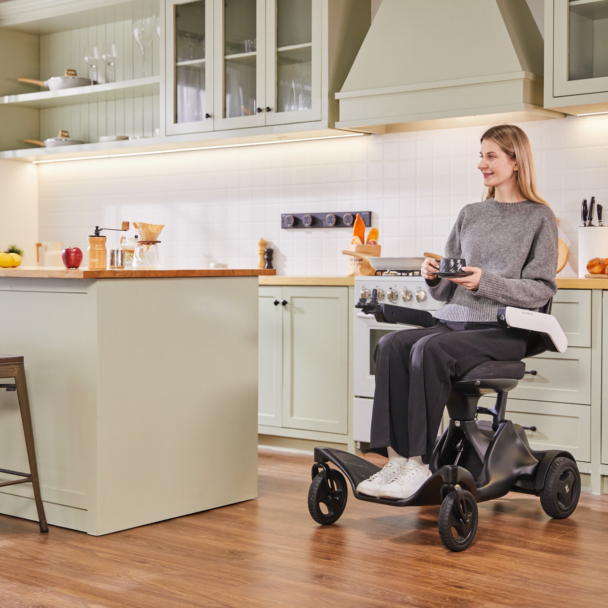 Leichter Elektrorollstuhl für enge Durchgänge in der Küche