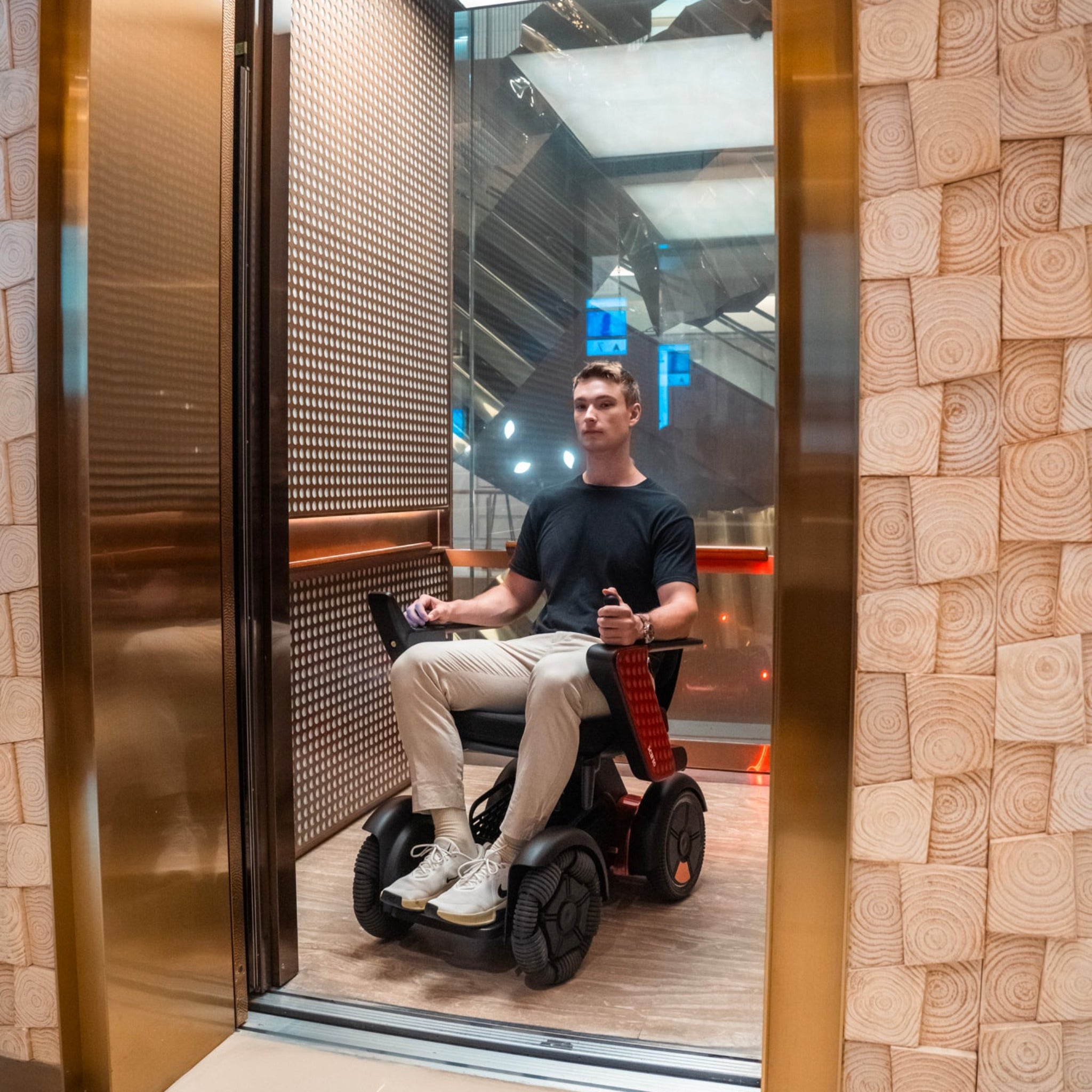 SCIFTO S300 Plus Elektrorollstuhl 64 cm Sitzbreite – 30 km Reichweite, zerlegbar