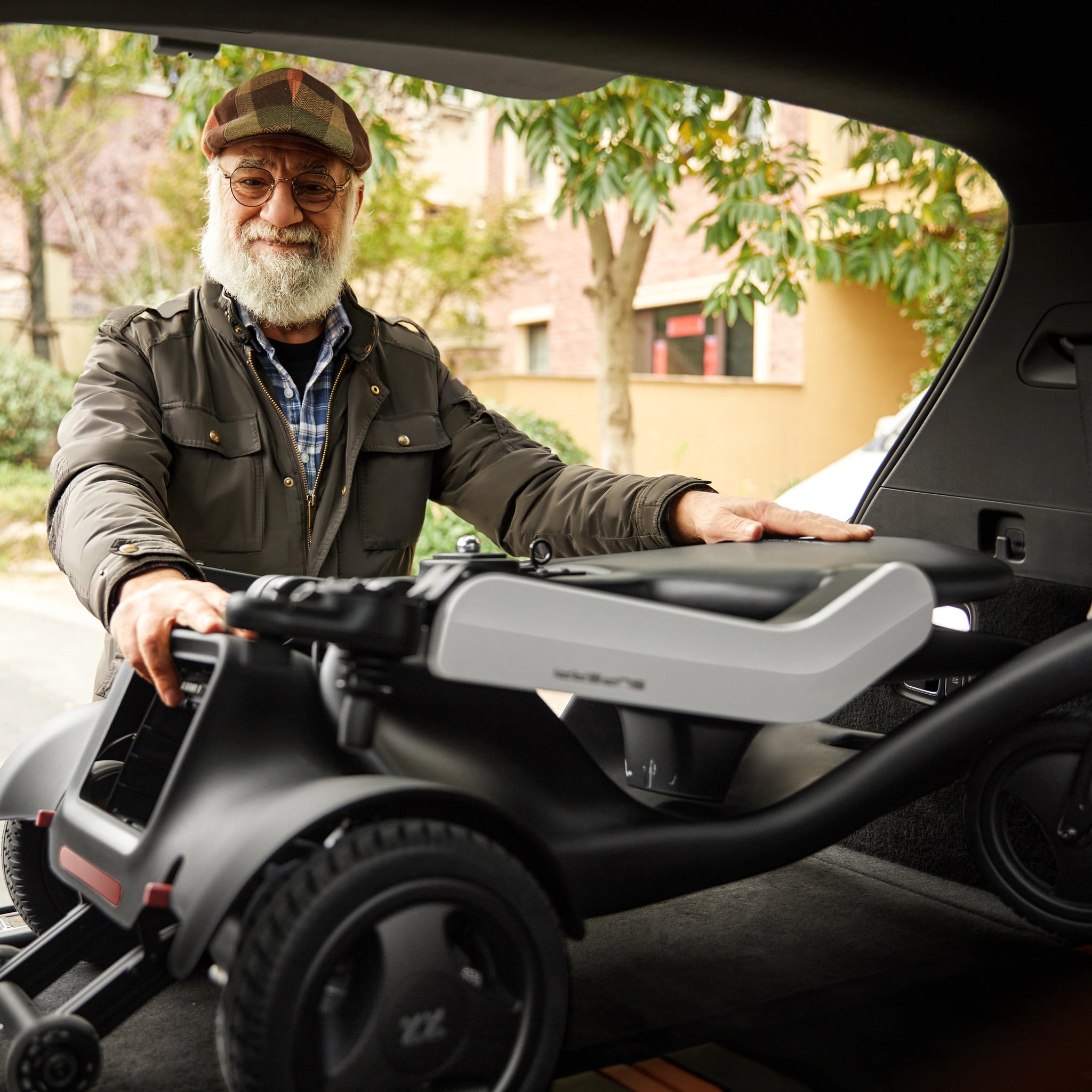 Ultraleichter Elektrorollstuhl im Auto Kofferraum